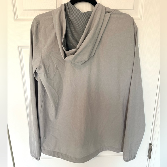 Vuori Women’s Outdoor Trainer Shell in Platinum Linen Texture - Picture 3 of 6